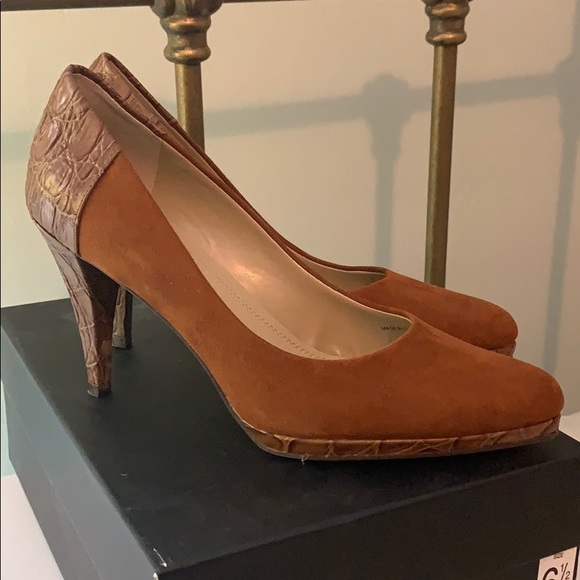 Ellen Tracy suede heels size 6.5 - Picture 3 of 4